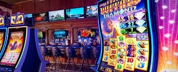 Tampilan meja Baccarat live-dealer di studio tarkamtoto